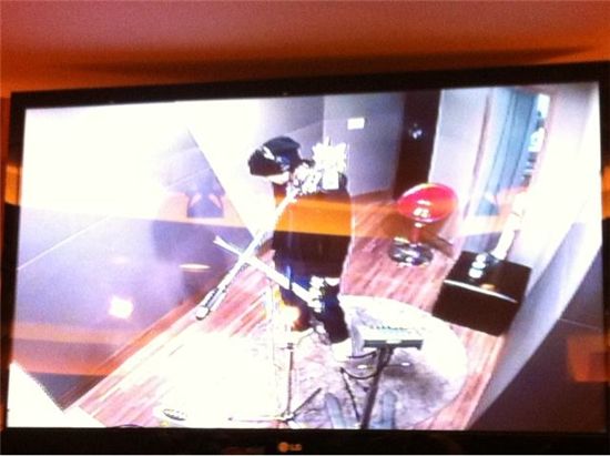 Singer Heo Young-saeng in the recording studio. [B2M Entertainment's official Twitter website]