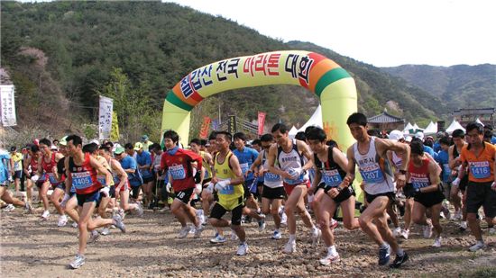지난해 열린 칠갑산전국산악마라톤대회 때 선수들이 출발신호에 맞춰 앞으로 뛰어나가고 있다.