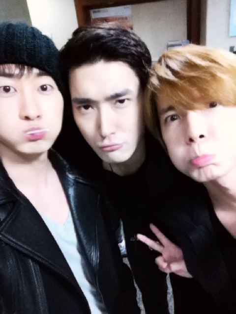 Super Junior Eunhyuk takes a picture with Siwon and Donghae 