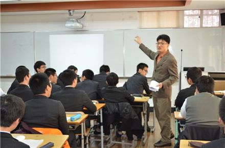 제주 제주제일고 학생들이 지난 31일 교실에서 수업하고 있다.