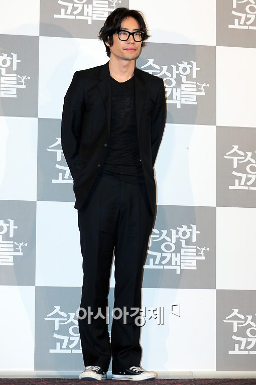 [포토]포즈 취하는 류승범