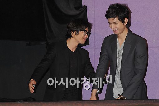 [포토]'후배사랑' 류승범 '주환아 먼저 올라가'