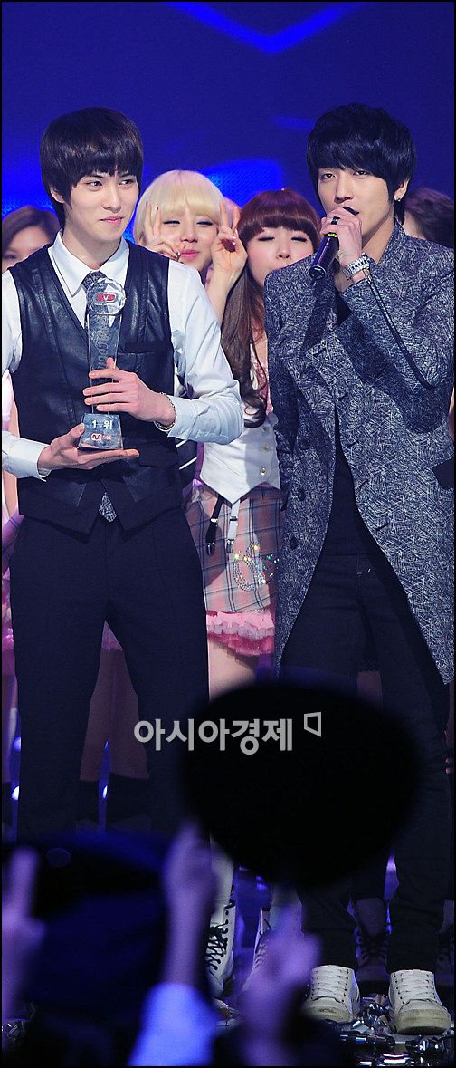 [포토]토니안 '씨엔블루 이종현, 엠카 1위 축하해'