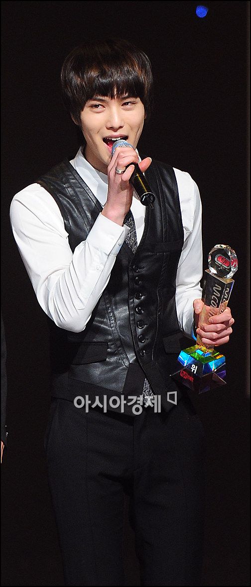 [포토]씨엔블루 이종현 '이것이 엠카 1위 트로피!'