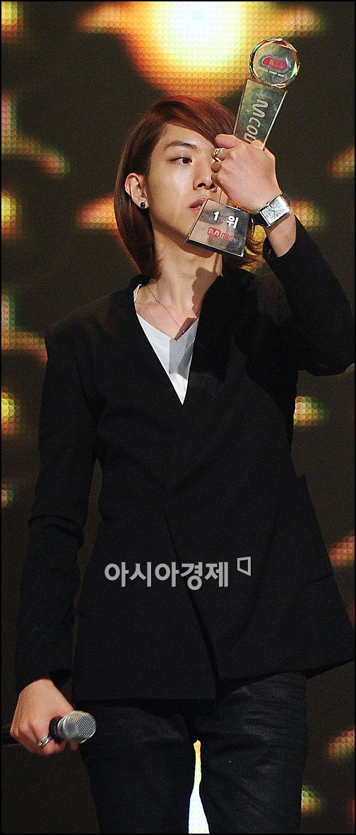 [포토]씨엔블루 이정신 '엠카 1위 트로피, 내꺼 맞아?'