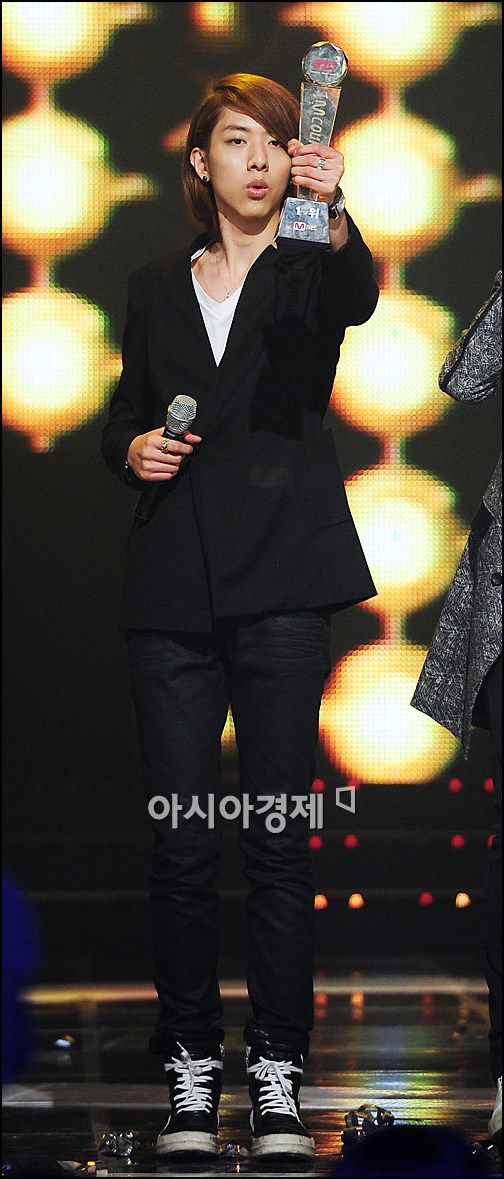 [포토]씨엔블루 이정신 '엠카 1위 트로피, 내꺼 맞아?'