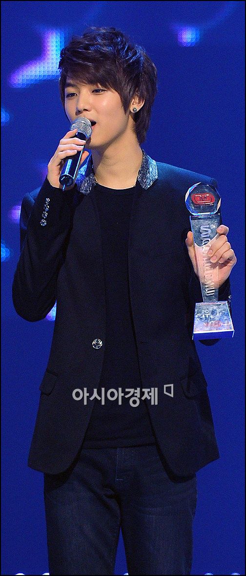 [포토]씨엔블루 강민혁 '이것이 엠카 1위 트로피!'