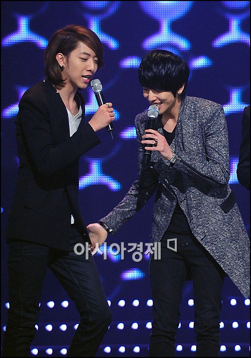 [포토]씨엔블루 정용화, 이정신 '엉덩이 톡톡'