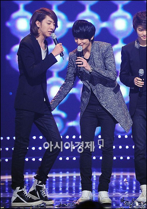 [포토]씨엔블루 정용화, 이정신 '엉덩이 톡톡'