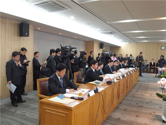 이날 구청장협의회는 서울시 정효성 행정국장(왼쪽 맨 앞)도 참석했다.