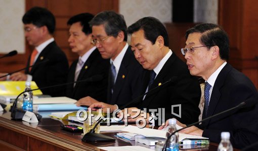 [포토] 김황식 총리, '방사성 관련해 모든것 투명하게'