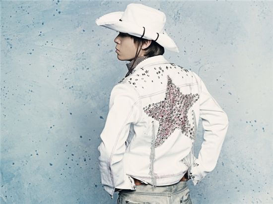 토니안, 미니앨범 재킷 사진 공개 '남성미 물씬'