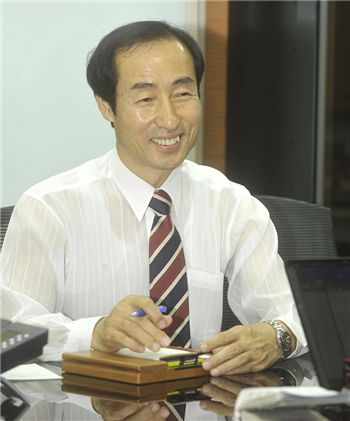 문석진 서대문구청장은 1일 "서대문구에 살면 외면하지 않는 따뜻한 사회라는 자부심을 갖도록 하겠다"면서 법적 보호를 받지 못한 계층을 종교단체 기업 개인들과 1대1 결연을 맺도록 하는 '1대1 희망 나눔 100가정 보듬기' 프로젝트를 추진해 주민들 반응이 뜨겁다"고 말했다.