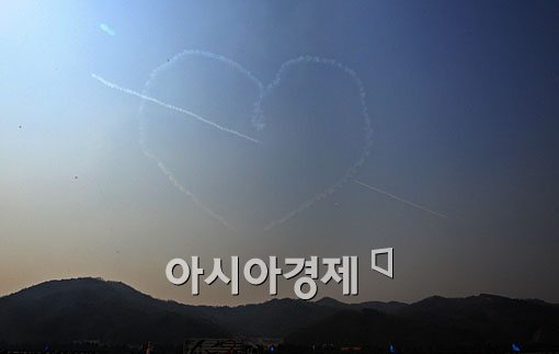 [포토] 블랙이글스가 만든 사랑의 징표