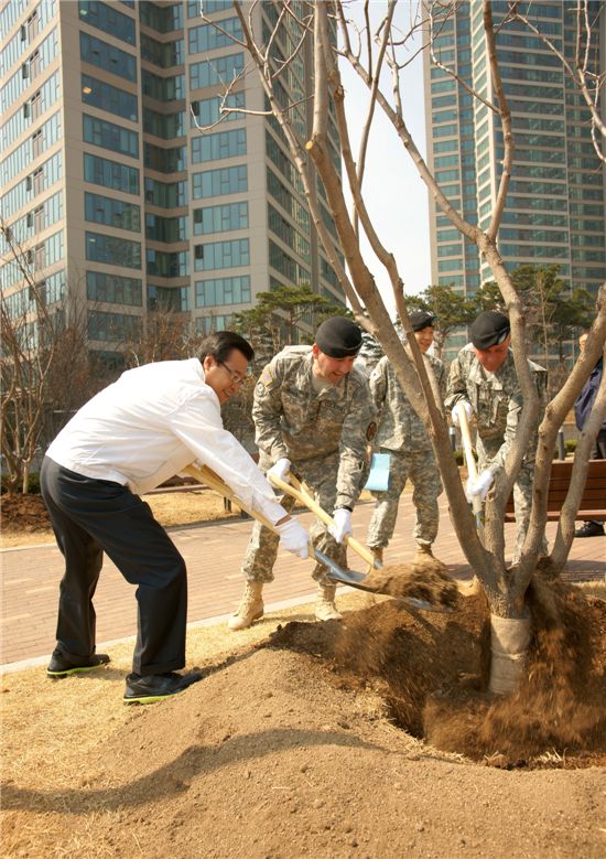성장현 용산구청장,윌리엄 피 휴버 미군 사령관과 함께 식목  