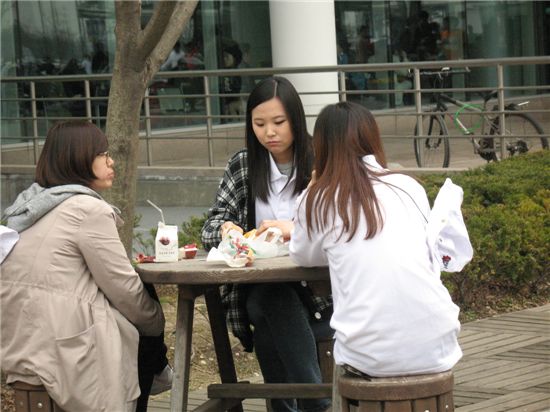 [서울모터쇼]소풍 온 기분으로 야외에서 식사 하세요