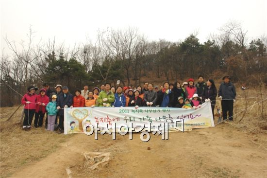 인천환경운동연합 등 시민단체들은 지난 2일 원적산공우너에서 녹지축 나무심기 행사를 개최했다. 