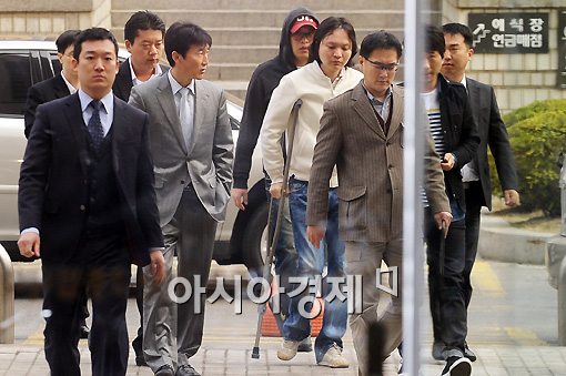 [포토]영장실질심사 출석하는 신정환