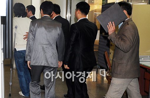 [포토]신정환, 힘겨운 몸 가누며