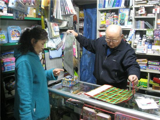 31일 찾아간 서울 금천구 독산동 독산초등학교 앞 대성문구점의 모습. 주인 김모(70)씨는 "아이들은 별로 안 오고 가끔씩 어른들이 오는 게 대부분"이라고 말했다. 