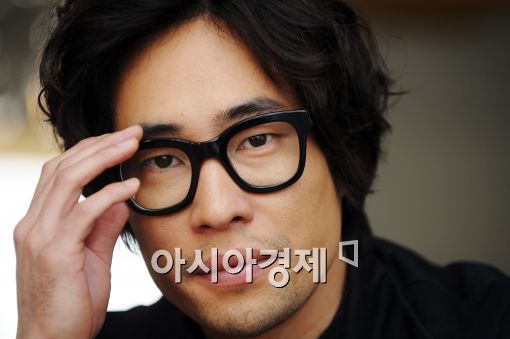 류승범 "나는 내 얼굴에 침을 뱉는다"(인터뷰)