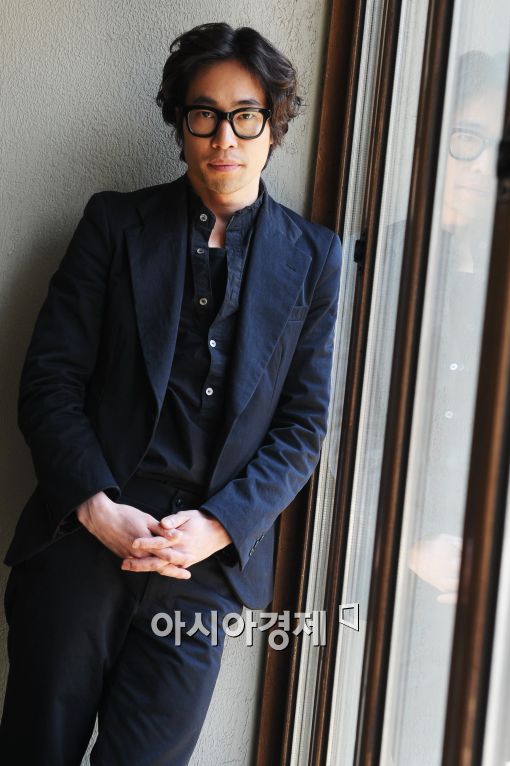 류승범 "나는 내 얼굴에 침을 뱉는다"(인터뷰)