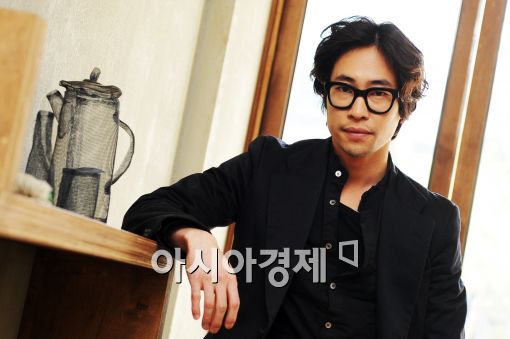 류승범 "나는 내 얼굴에 침을 뱉는다"(인터뷰)