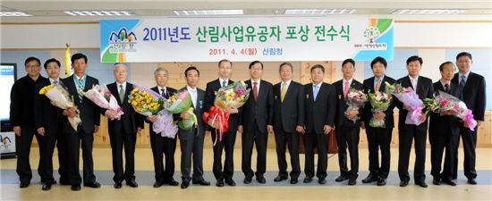 동탑훈장 수상자 조희영씨(왼쪽 세 번째) 등 훈·포장 수상자들이 하영효 산림청 차장(가운데)과 기념촬영 하고 있다. 