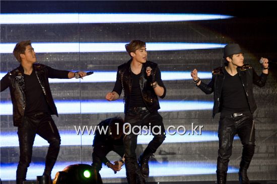 [PHOTO] 2PM performs at "Cyworld Festival"