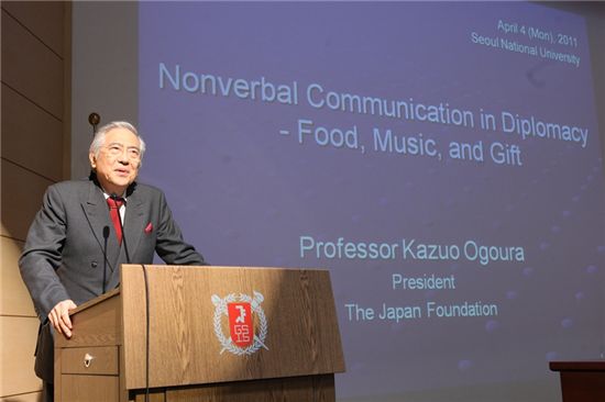 오구라 카즈오 일본국제교류기금 이사장이 '외교에서의 비언어적인 의사소통 - 음식, 음악 그리고 선물'이라는 주제로 강연하고 있다.