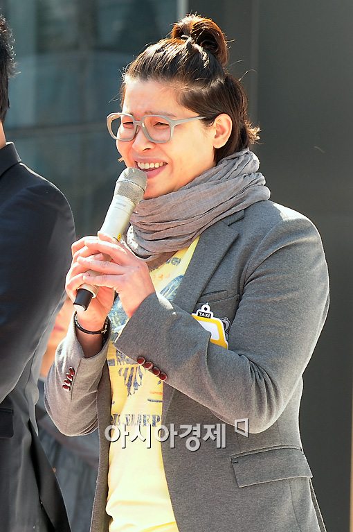 [포토]이영자 '새 택시 너무 궁금하네요'