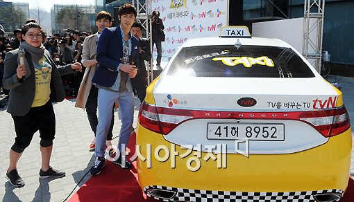 [포토]이영자 '새 택시의 첫 주인공들이에요'