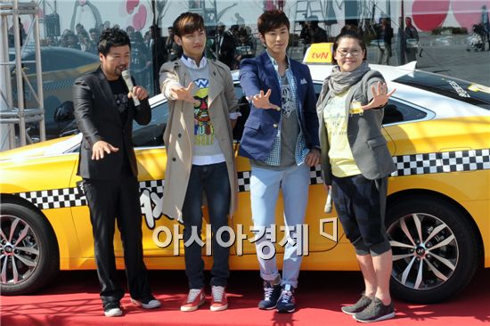 From left, Kong Hyung-jin, TVXQ and Lee Young-ja [Lee Ki-bum/Asia Economic Daily]