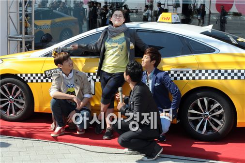TVXQ, Kong Hyung-jin and Lee Young-ja [Lee Ki-bum/Asia Economic Daily]