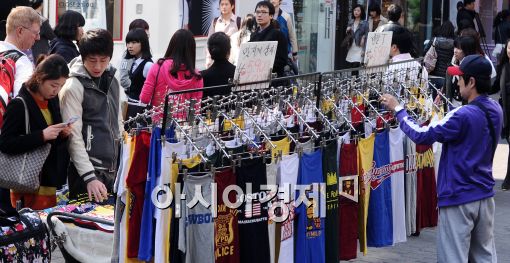 [포토]벌써 부터 반팔 쇼핑?