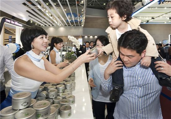 르노삼성은 2011 서울모터쇼 행사장내 마련된 자사 부스를 찾은 관람객을 대상으로 허브캔을 증정했다.