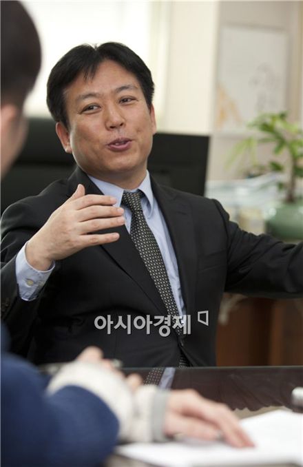 '최고은 사건'은 비극, 영화인 표준계약서 만든다 - 김의석 신임 영화진흥위원회 위원장 인터뷰