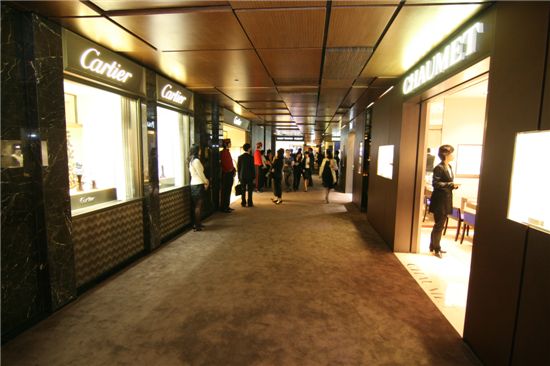 ▲ 오는 10일 개점 2주년을 맞는 갤러리아 명품관 '하이주얼리&워치' 매장이 방문한 손님들로 북적이고 있다.