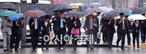 [포토] 무거운 발걸음