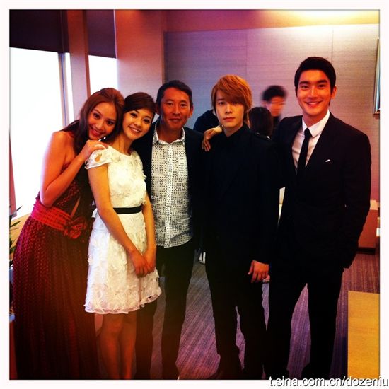 (from left to right) Biana Bai, Ivy Chen, Doze Niu, Donghae and Siwon [Doze Niu's official Weibo website]