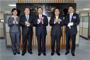 삼성생명은 7일 서울 중구 태평로 본사에서 보험금융연구소 개소식을 가졌다. 박근희 삼성생명 사장(오른쪽 2번째)과 곽상용 부사장(오른쪽 1번째), 김상항 자산운용담당 사장(오른쪽 3번째)이 개소식에 참석, 포즈를 취하고 있다.
