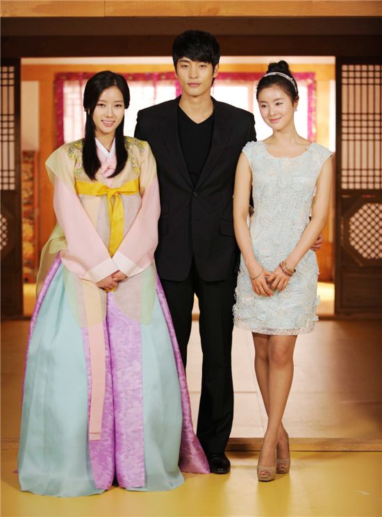 왼쪽부터 임수향, 성훈, 한혜린