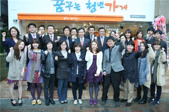 서울특별시 신면호 경제진흥본부장(사진 왼쪽에서 일곱번째)이 '꿈꾸는 청년가게'에 입주한 청년 창업가들을 격려하고 있다.
