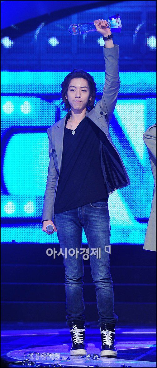 [포토]씨엔블루 이정신 '엠카 1위 했어요!'