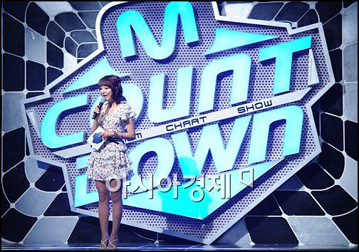 [포토]신소율 '토니안 가수 컴백하니, 넓은 MC석은 혼자'