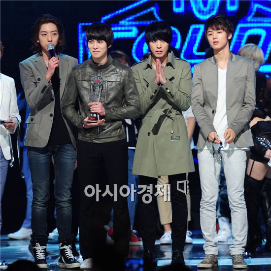 CNBLUE speaks to fans after the group is crowned the winner on Mnet's weekly music show "M! CountDown" held in Seoul, South Korea on April 7, 2011. [Park Sung-ki/Asia Economic Daily]