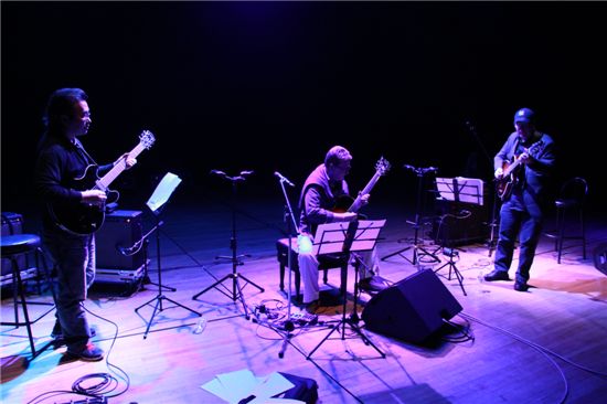재즈 평론가 황덕호, 'Three Guitars' 관람기 - 남자 3, 기타 3...감성의 현, 삼삼하다
