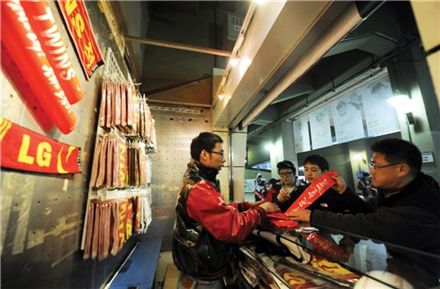 경기장에서 판매되는 주류와 응원도구는 프로스포츠가 살린 대표적 기생산업이다(사진=이코노믹리뷰 송원제 기자).