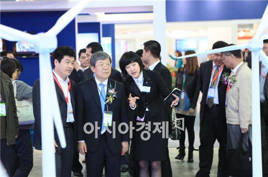 [포토] 상하이 풍력전시회서 설명듣는 현대重 사장