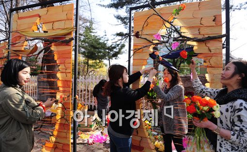 [포토] 벚꽃축제를 준비하는 사람들